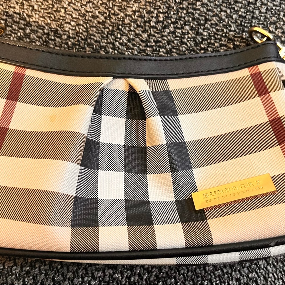 Lovely Burberry classic women's purse